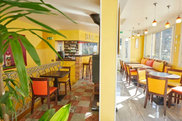 bar du restaurant avec vue panoramique de l'hôtel restaurant panoramic & des bains