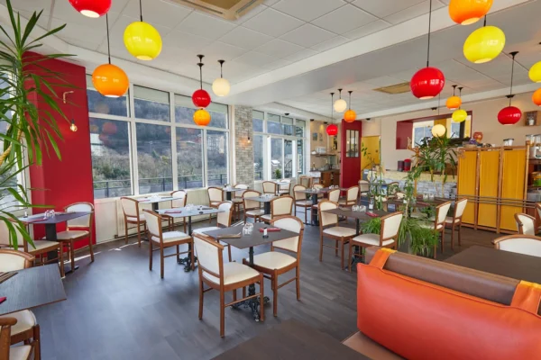 salle du restaurant avec vue panoramique de l'hôtel restaurant panoramic & des bains