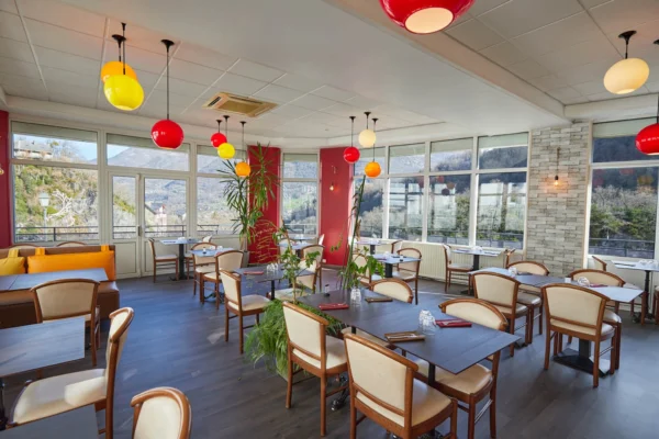 salle du restaurant avec vue panoramique de l'hôtel restaurant panoramic & des bains